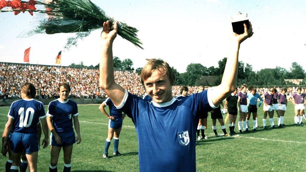 Joachim Streich, hier 1979 als DDR-Fußballer des Jahres geehrt, schoss die meisten Tore in der Vereinsgeschichte des 1. FC Magdeburg.