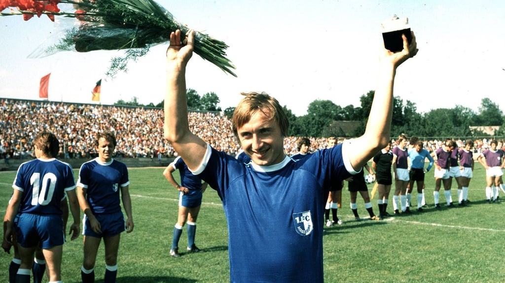 Joachim Streich, hier 1979 als DDR-Fußballer des Jahres geehrt, schoss die meisten Tore in der Vereinsgeschichte des 1. FC Magdeburg.