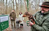 Sven Hohle (von rechts), Kerstin Worofka und Siegfried Kamprath weisen auf die Leinenpflicht für Hunde in der Natur hin. Die Bernburger Jäger werden in den kommenden Tagen Schilder an besonders sensiblen und gefährdeten Flächen aufstellen.