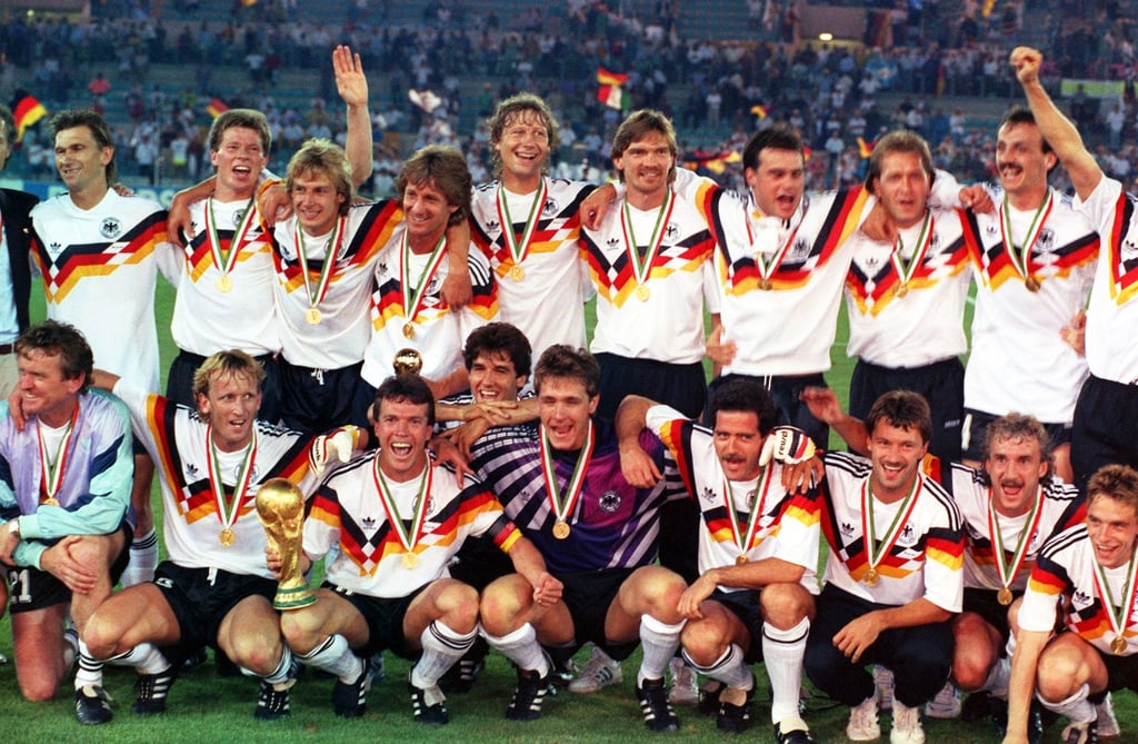 Die deutsche Mannschaft stellt sich nach dem 1:0-Finalsieg gegen Argentinien bei der Fußball-Weltmeisterschaft im Olympiastadion von Rom zum Mannschaftsfoto auf.