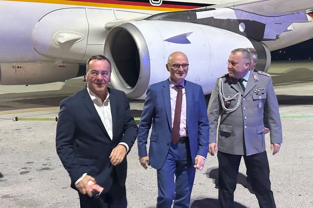Verteidigungsminister Boris Pistorius (l, SPD) ist auf dem Flughafen Chania in auf der griechischen Insel Kreta angekommen.