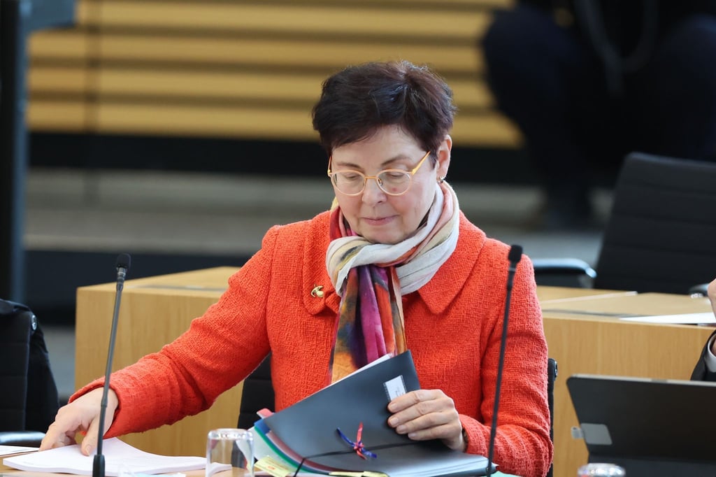 Heike Taubert (SPD), Finanzministerin von Thüringen, sitzt bei einer Landtagssitzung im Plenarsaal.