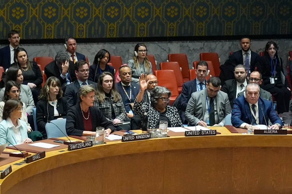 Die us-amerikanische UN-Botschafterin Linda Thomas-Greenfield (M) stimmt im Weltsicherheitsrat gegen einen Resolutionsentwurf für einen Waffenstillstand im Gazastreifen.