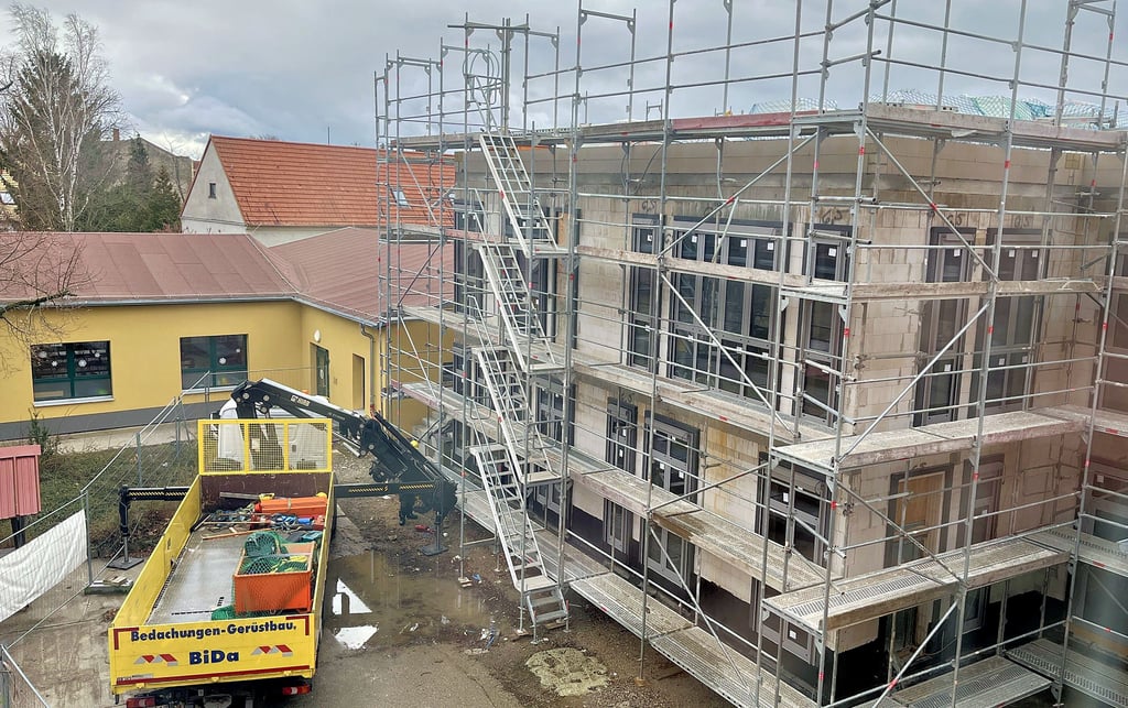 Der Hortneubau in Brehna nimmt Gestalt an. Der eingerüstete Rohbau gibt einen ersten Einblick in die entstehenden Gruppen- und Klassenräume.