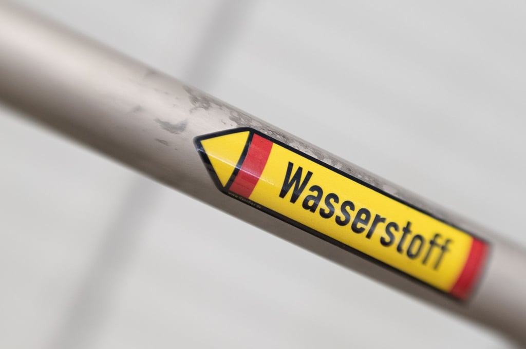 Leitung für Wasserstoff in einer Anlage zur Produktion von CO2-neutralem Kerosin.