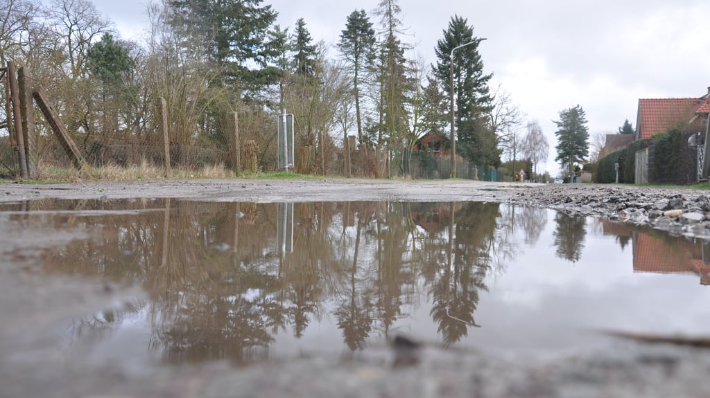 Blick auf den Alten Düsedauer Weg in Osterburg. Auf der unbefestigten Straße reiht sich derzeit Pfütze an Pfütze.