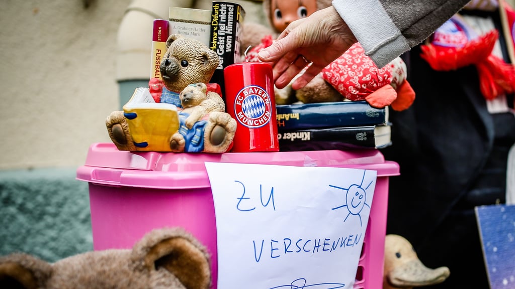Auch in Wolmirstedt stehen inzwischen immer mal wieder Kartons mit zu verschenkendem Inhalt. Doch erlaubt ist das nicht in jedem Fall.