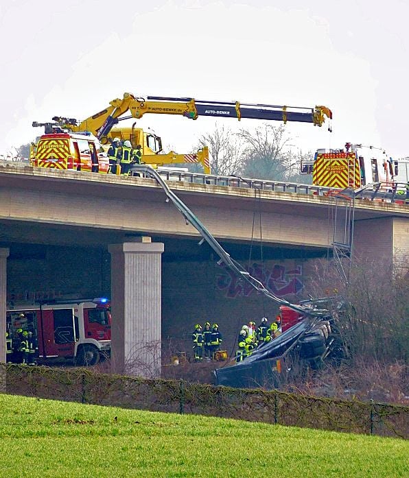 Lkw-Unfall Auf Der A38 Bei Roßla: Fahrer Stirbt Nach Sturz Von Brücke ...