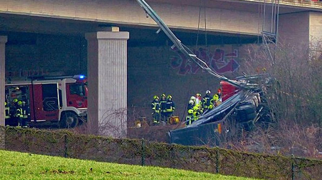 Ein Kran half bei der Bergung des verunglückten  Lkw.