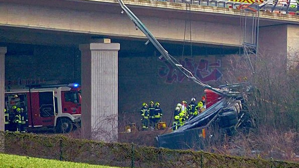 Ein Kran half bei der Bergung des verunglückten  Lkw.