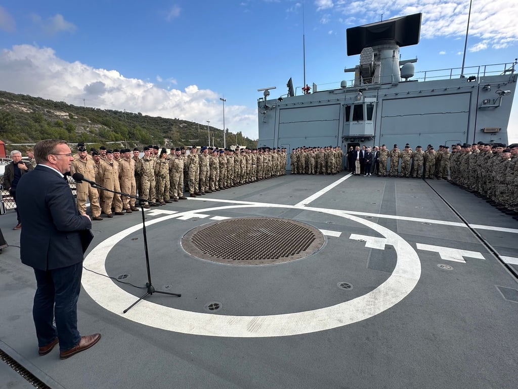 Soldaten sind beim Besuch von Boris Pistorius (SPD, v) an Bord der Fregatte "Hessen" im Souda Bay, Kreta angetreten.