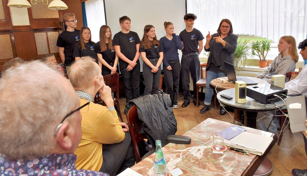 Die Theatergruppe unter der Leitung von Gabriele Horn (3.v.re.) stellte beim Treffen des Arbeitskreises ihren Film über Einar Schleef vor.