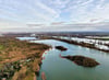 Die Salbker Seen aus der Vogelperspektive: Das Elbehochwasser macht aus ihnen derzeit eine Seenlandschaft. 
