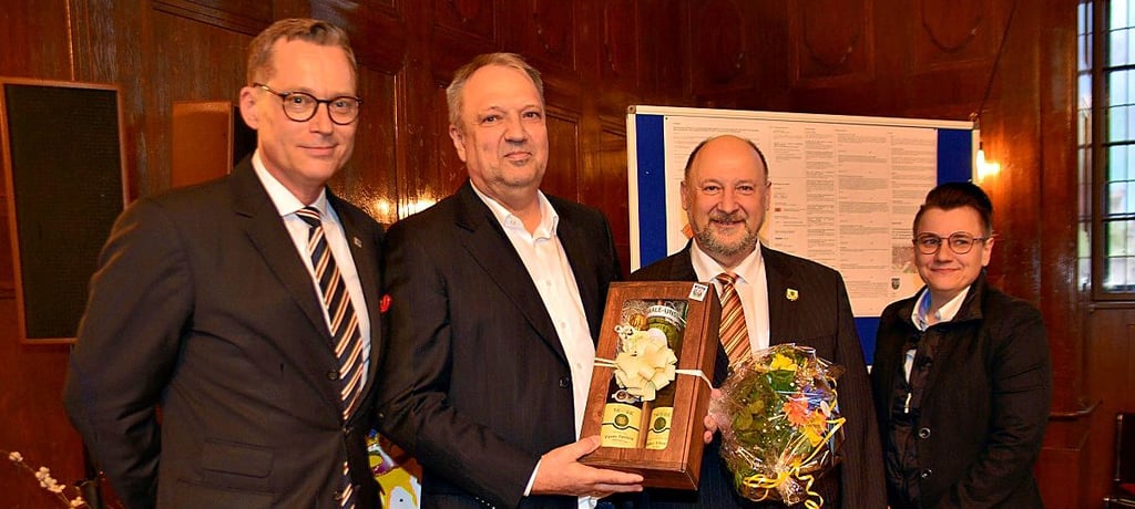Christian Gast (Zweiter von links) wurde von Oberbürgermeister Christian Thieme, Stadtratschef Ulf Altmann und Bürgermeisterin Kathrin Weber verabschiedet.