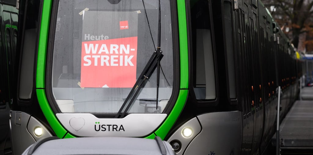 Ein Plakat „Warnstreik“ klebt in den Frontscheibe einer Stadtbahn der Hannoverschen Verkehrsbetriebe Üstra auf dem Betriebshof Glocksee.