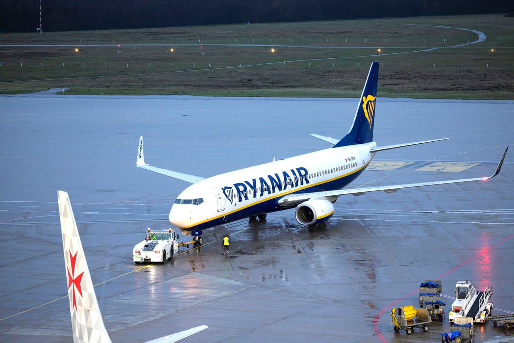 Eine Passagiermaschine der Fluggesellschaft Ryanair auf dem Flughafen Köln/Bonn.