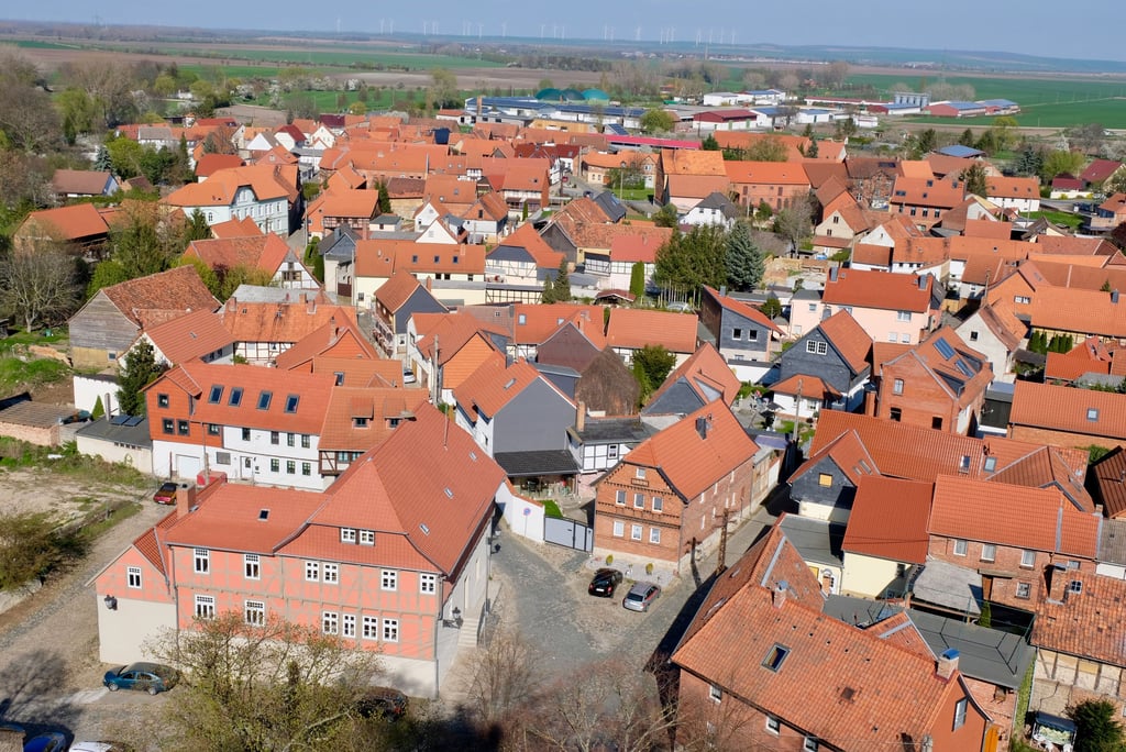 Blick auf Harsleben, das drei Kilometer von Halberstadt entfernt ist. Vorn links ist das sanierte Rathaus zu sehen.