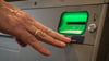 Blindenschrift am Geldautomat: So finden auch behinderte Menschen das Karteneingabefach.