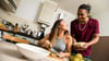 Schnippeln und flirten: Beim Koch-Dating hat man gleich ein Thema und kann Eigenheiten des Dates beobachten - ein guter Indikator, um zu schauen, ob man mehr will.