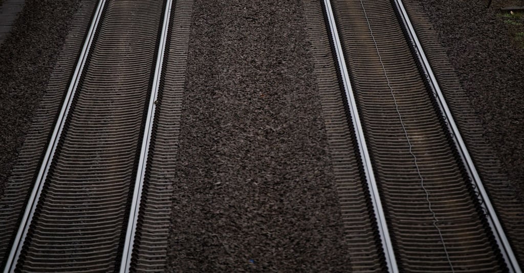 Schienen liegen im Gleisbett der Bahnstrecke Hannover-Göttingen.