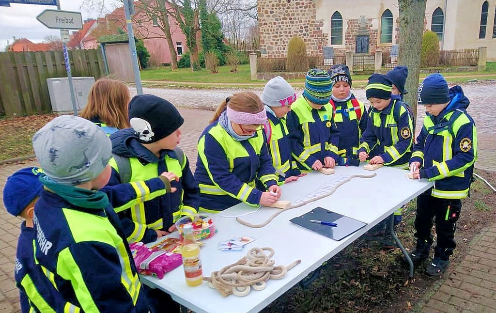 Bei der Winterwanderung der Kinder- und Jugendwehren in Lüderitz gab es Stationen wie diese an der Kirche. Kniffelige Aufgaben löst hier die Kinderfeuerwehrtruppe aus Lüderitz/Groß Schwarzlosen.