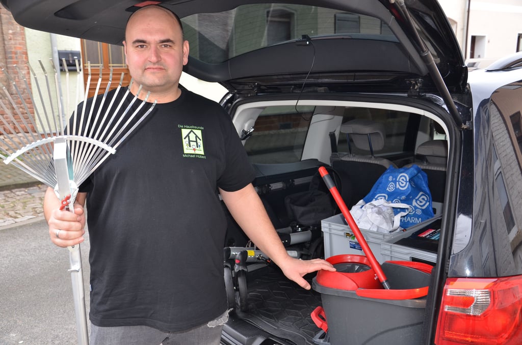 Michael Hübert hilft bei alltäglichen Dingen, ob bei der Haus- oder Gartenarbeit, auch mit Fahrten zum Arzt oder bei Behördengängen.
