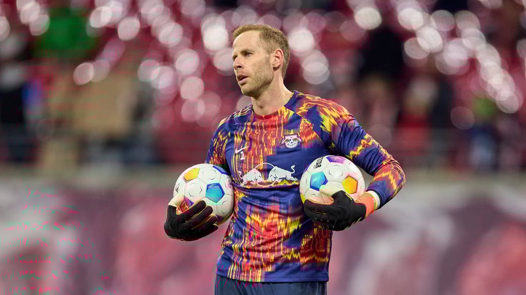 Peter Gulacsi reist mit RB Leipzig zum Topspiel beim FC Bayern München.