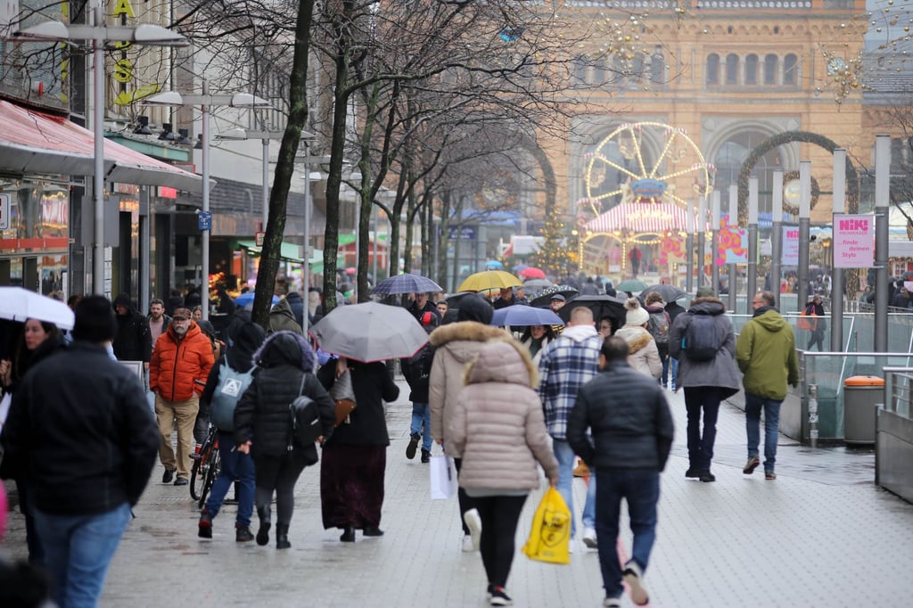 Menschen gehen durch die Fußgängerzone von Hannover.