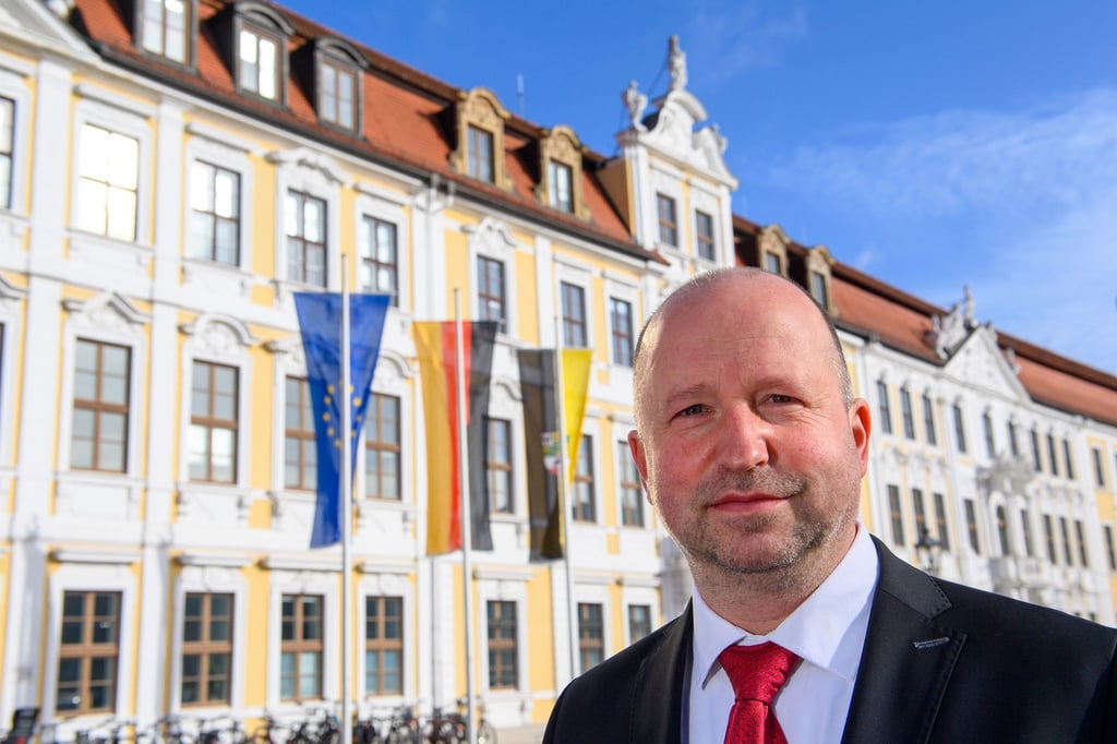 Johannes Beleites steht vor dem Landtag von Sachsen-Anhalt.