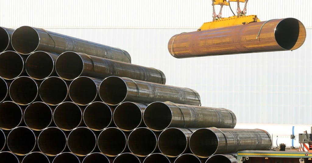 Röhren der Salzgitter Mannesmann Röhrenwerke werden in Mülheim sortiert.