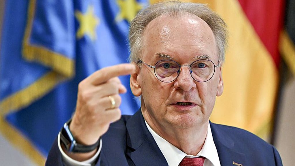 Eine Stellenanzeige aus dem Bundeskanzleramt sorgt bei Sachsen-Anhalts Ministerpräsident Reiner Haseloff für Irritationen.