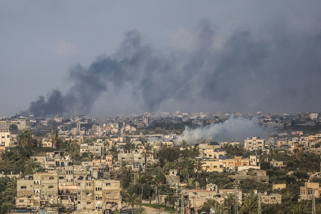 Über Gaza-Stadt steigt dichter Rauch infolge von israelischen Angriffen auf.