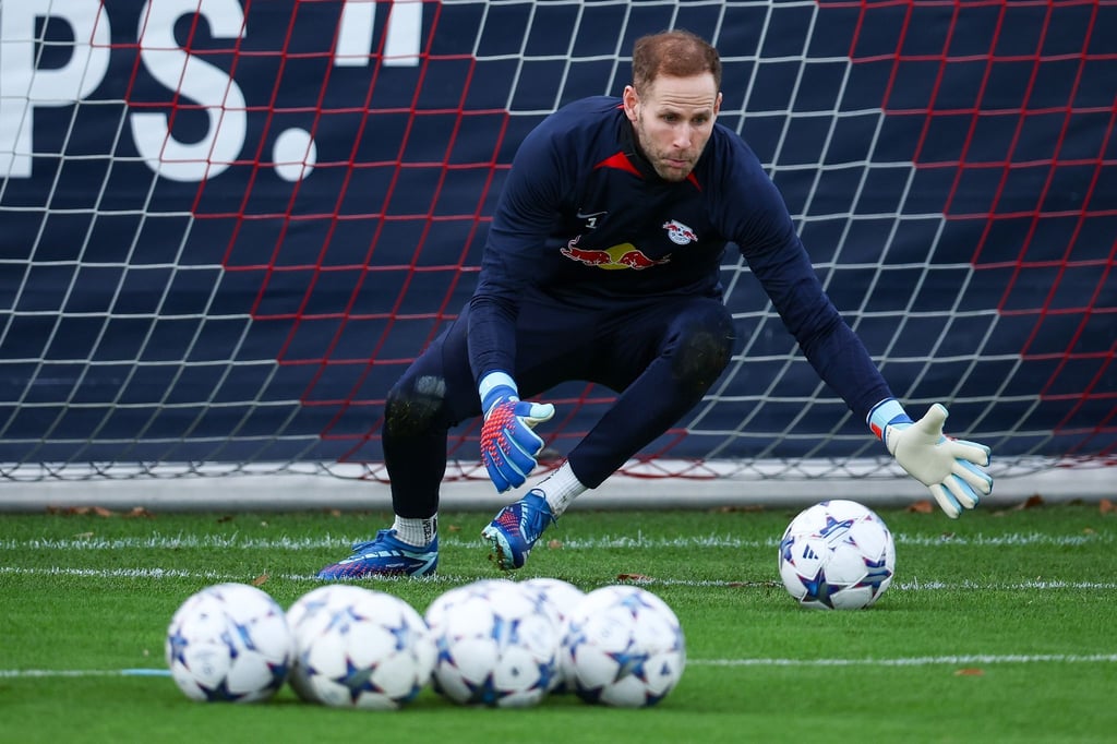 Leipzigs Torwart Peter Gulacsi beim Training. Für das Bayern-Spiel fordert er eine konsequente Defensive.
