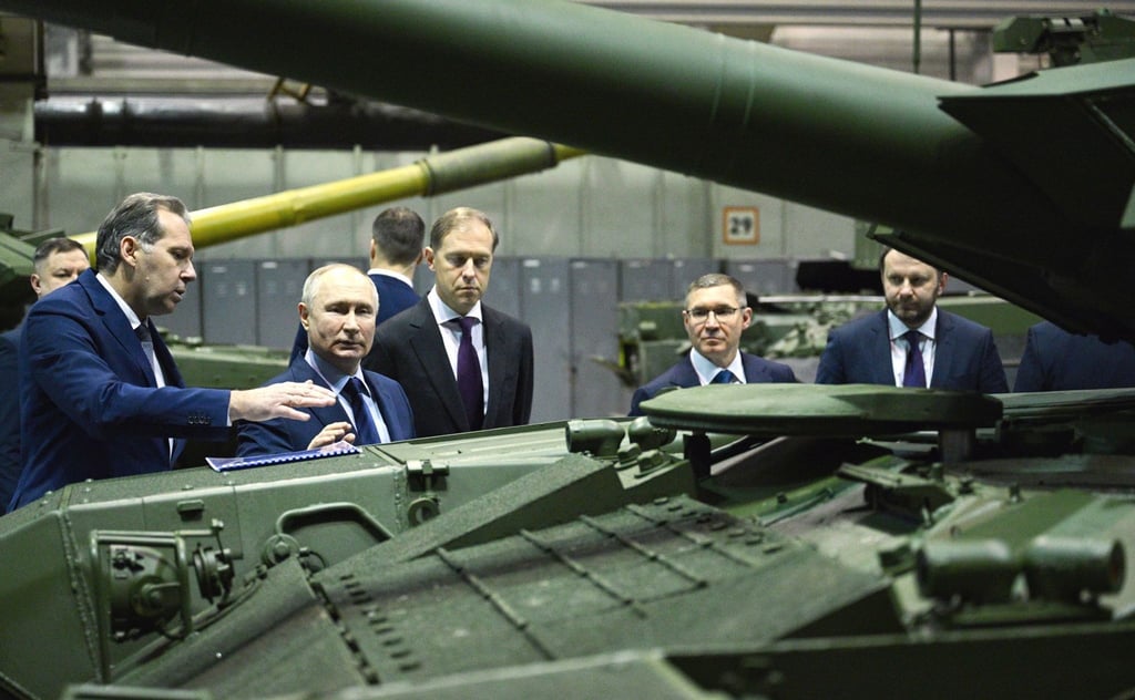 Kremlchef Wladimir Putin (3.v.l) besucht die Forschungs- und Produktionsgesellschaft Uralwagonsawod (Uralwaggonwerk) in Nischni Tagil.