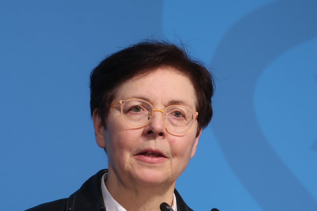 Heike Taubert spricht bei einer Pressekonferenz über die Tarifeinigung im öffentlichen Dienst.