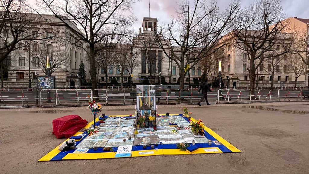 Bilder und Blumen erinnern vor der Russischen Botschaft an den Angriffskrieg Russlands auf die Ukraine.