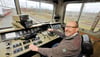 Dirk Einsiedel auf dem Führerstand einer Lok der Baureihe 155, Spitzname „Energiecontainer“, die er seit seiner Zeit als Lokschlosser-Lehrling kennt.