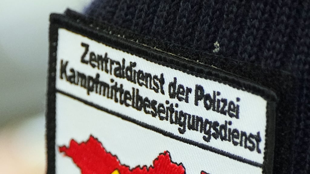 An dem polizeilichen Einsatz in Gernrode waren auch Fachleute des Kampfmittelbeseitigungsdienstes beteiligt.