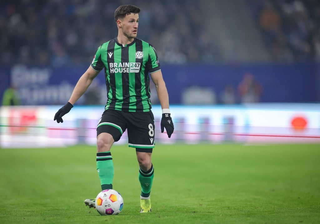 Hannovers Enzo Leopold spielt den Ball.