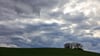 Wolken ziehen bei viel Wind über die Landschaft in Petersberg.