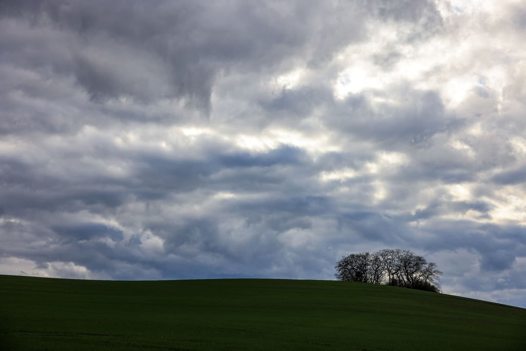 Wolken ziehen bei viel Wind über die Landschaft in Petersberg.