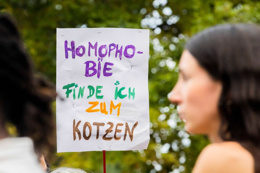 „Homophobie finde ich zum Kotzen“ steht bei einer Demonstration gegen queerfeindliche Gewalt in Berlin-Kreuzberg anlässlich eines Angriff auf zwei Frauen am 6. Juli 2023 auf einem Schild.