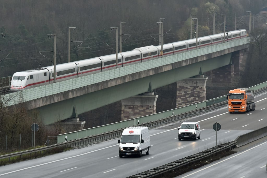 Ein ICE fährt über die Werratalbrücke, rechts die A7 Kassel - Hannover.