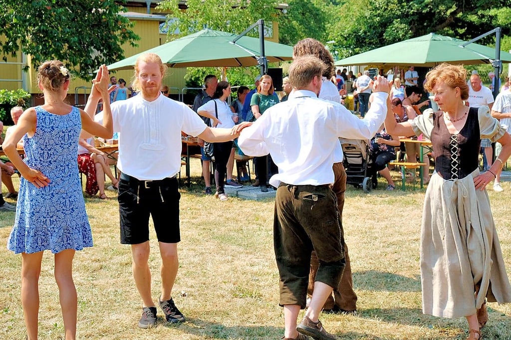 Weda-Elysia-Mitglieder bei einem Auftritt zum Wienröder Kirschenfest 2018. Nach Bekanntwerden des politischen Hintergrunds wurde  jegliche kommunale Zusammenarbeit mit dem Verein eingestellt.