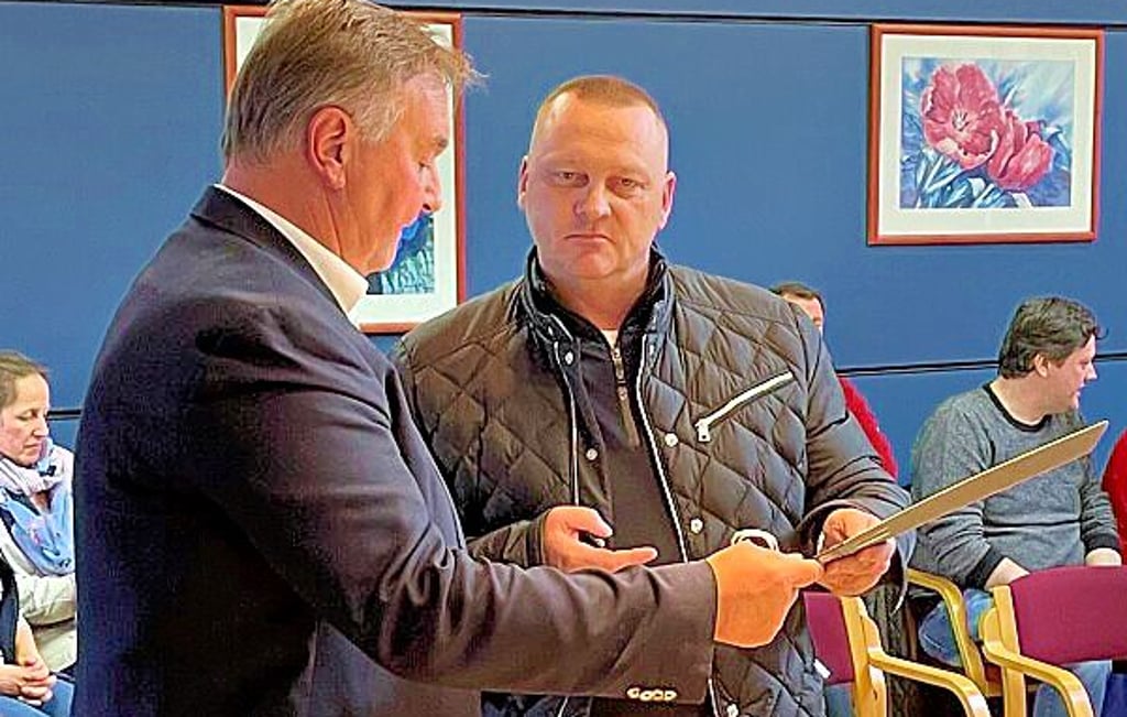 Fred Truczynski ist Spitzenkandidat bei der Kommunalwahl in Möser für den Verein „Bürger für Bürger“ – hier im Apirl 2023, bei der Übergabe eines Bürgerantrages zur Flächennutzungsplanung mit Solaranlagen an den damaligen Bürgermeister Bernd Köppen (parteilos).