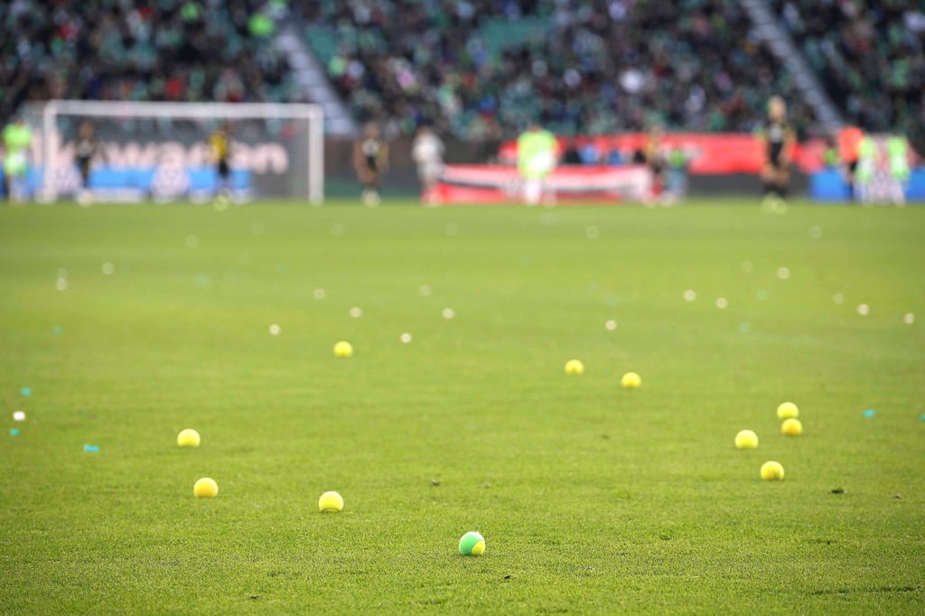 Tennisbälle als Protest-Symbol der Fußballfans: Die DFL rückt von ihrem geplanten Investoren-Deal ab.