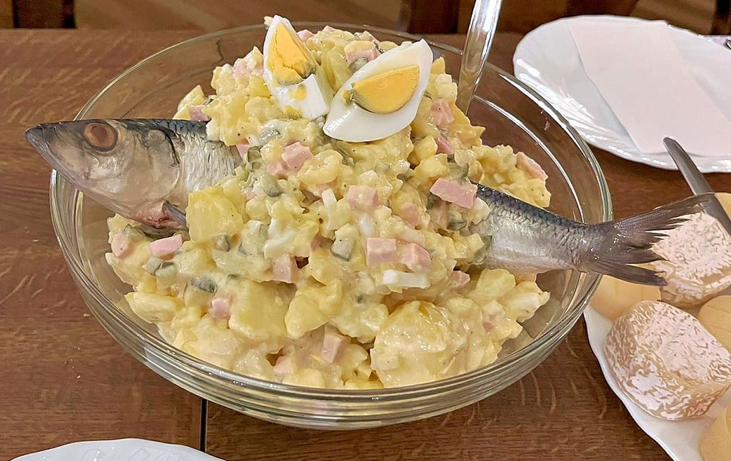 Zum Fastnachtsessen gehört Hering mit Kartoffelsalat.