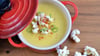 Cremig trifft crunchy: Eine Mais-Suppe bildet die perfekte Grundlage für knuspriges Popcorn als Topping.