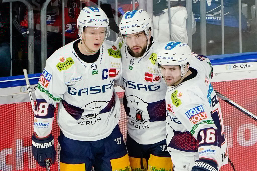 Tobias Eder (M) von den Eisbären Berlin erzielte das erste Tor der Hauptstädter in Köln.