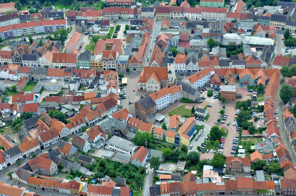 Die Gardelegener Innenstadt ist geprägt von roten Dächern. Dennoch sind schwarze Solarmodule nun erlaubt.